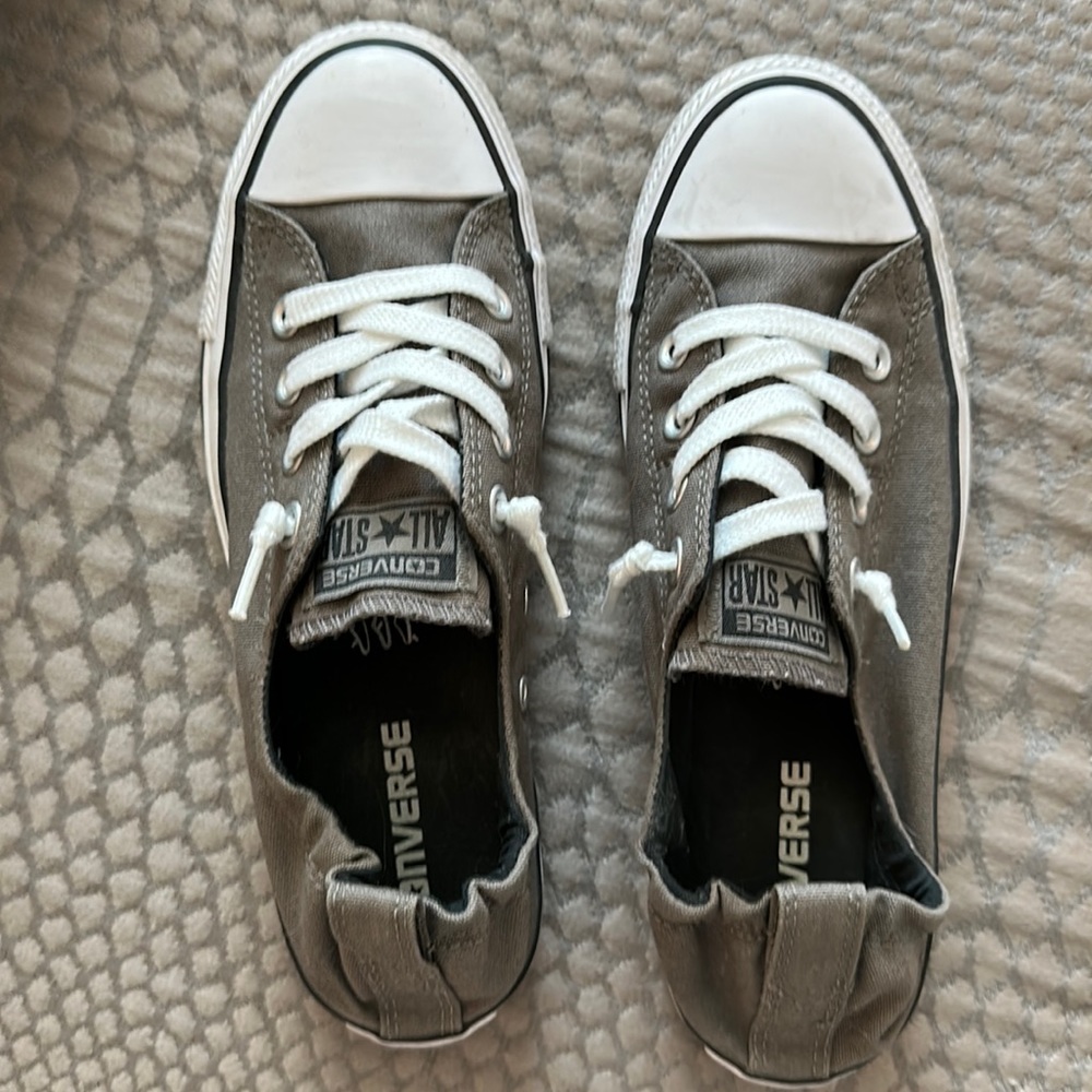 Chuck Taylor low tops in grey